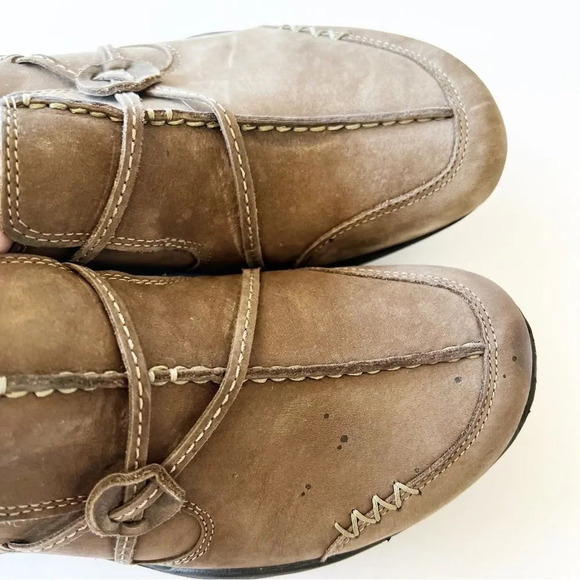 Clarks Wave Olive Green Nubuck Suede Bucs Women’s Size 7 Strap Detail READ - Picture 4 of 11